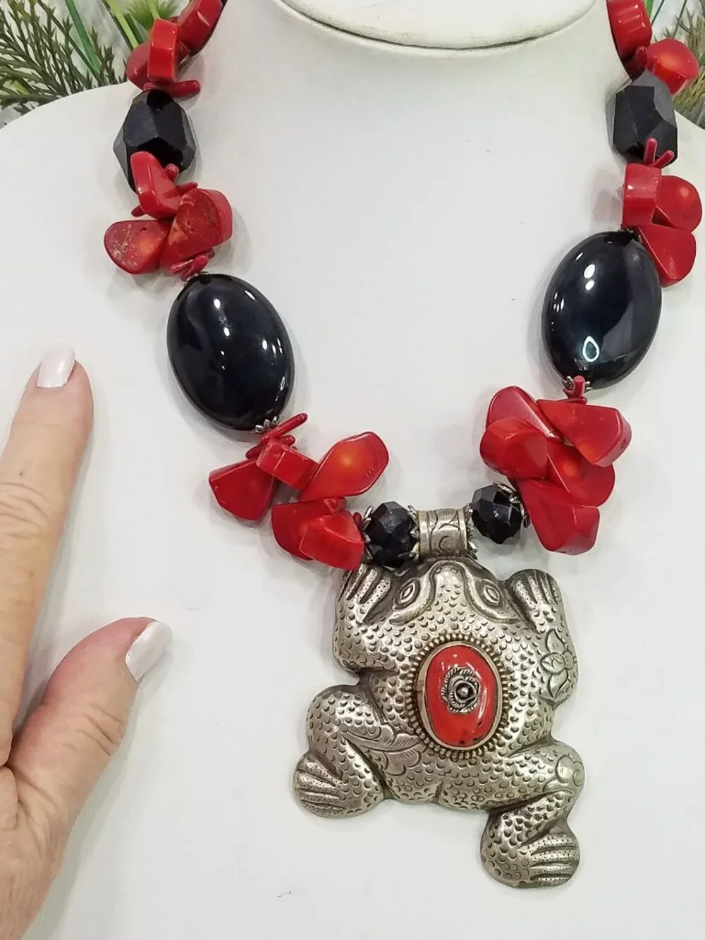 Tibetan Style Repoussé Frog Ram-back Pendant Necklace Red Coral Black Onyx Bead